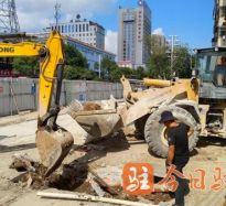 男女黄色视频大鸡巴啊啊嗯嗯高温下的坚守｜道路建设者用汗水铺就畅通路